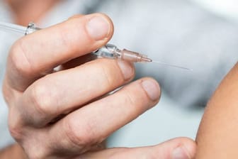 Für den bestmöglichen Schutz vor Humanen Papillomviren (HPV) braucht es zwei bis drei Impfungen.
