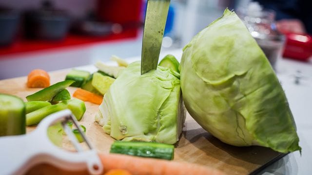 Kimchi lässt sich nicht nur aus Weißkohlblättern zubereiten, sondern auch aus den Schalen und dem Strunk von Blumenkohl.