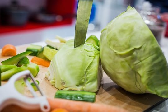 Kimchi lässt sich nicht nur aus Weißkohlblättern zubereiten, sondern auch aus den Schalen und dem Strunk von Blumenkohl.