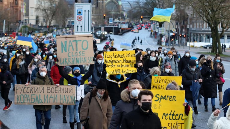 Demonstration unter dem Motto Solidarität mit der Ukraine in Hamburg (Archivbild): In den kommenden Tagen finden weitere Friedensdemonstrationen statt.