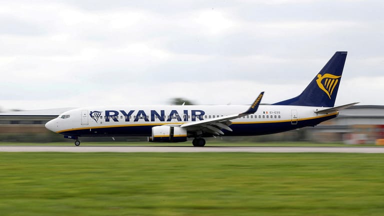 Ryanair: Die Fluggesellschaft kann im Sommer 2022 weiterhin niedrige Tarife ermöglichen. (Symbolbild)