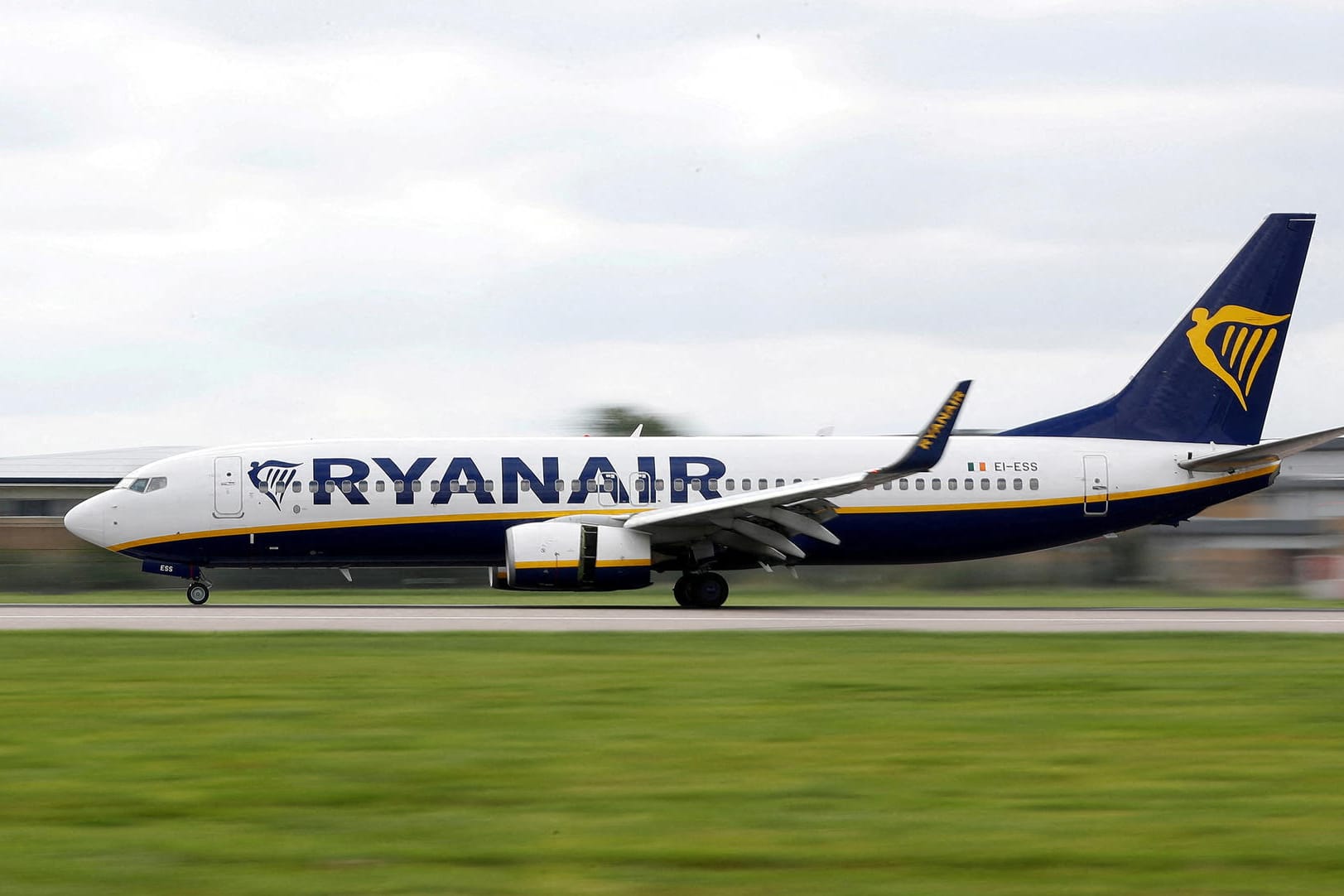 Ryanair: Die Fluggesellschaft kann im Sommer 2022 weiterhin niedrige Tarife ermöglichen. (Symbolbild)