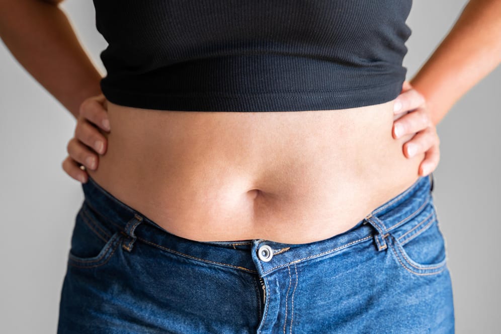 Fettpolster am Bauch (Symbolbild): Das Abnehmen funktioniert nur mit regelmäßiger Bewegung und ausgewogener Ernährung.
