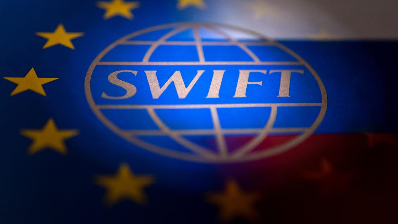 Logo des Zahlungssystems Swift (Symbolbild): Die EU schließt sieben russische Banken aus.