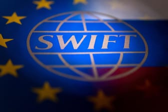 Logo des Zahlungssystems Swift (Symbolbild): Die EU schließt sieben russische Banken aus.