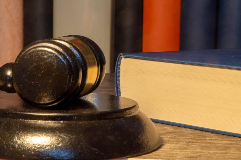 Buch und Richterhammer (Symbolbild): Ein Vater, der seine Kinder misshandelte, ist nun vor dem Landgericht Hof verurteilt worden.