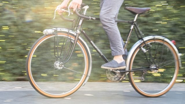 Wieder Freude am Radeln: Das Fahrrad bereitet man auf den Saisonstart besser vor, wenn man es länger nicht nutzte.