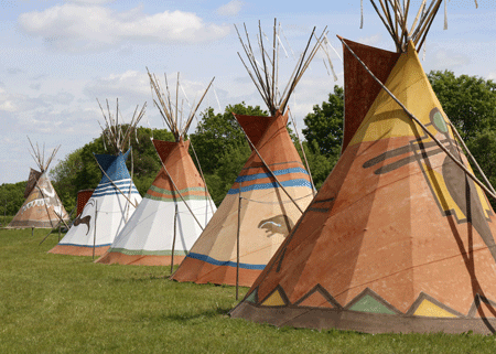 In Berlin kann man in Zelten der Indianer auf Winnetous Spuren wandeln.