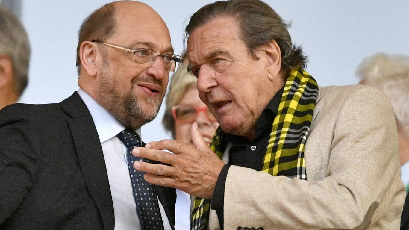 Gerhard Schröder (re.) im Gespräch mit Martin Schulz (SPD): Beide besuchten das DFB-Pokalfinale 2017 zwischen dem BVB und Eintracht Frankfurt.