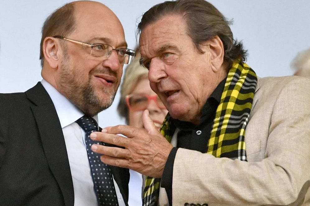 Gerhard Schröder (re.) im Gespräch mit Martin Schulz (SPD): Beide besuchten das DFB-Pokalfinale 2017 zwischen dem BVB und Eintracht Frankfurt.