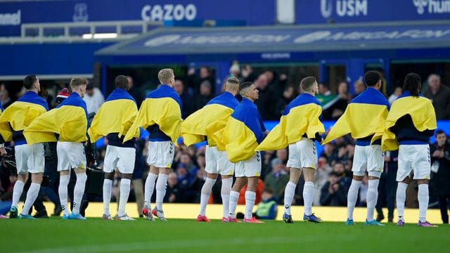 Die Spieler des FC Everton bekunden vor dem Spiel gegen Manchester City ihre Solidarität mit der Ukraine. Die Spieler des FC Everton bekunden vor dem Spiel gegen Manchester City ihre Solidarität mit der Ukraine.