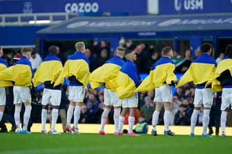 Die Spieler des FC Everton bekunden vor dem Spiel gegen Manchester City ihre Solidarität mit der Ukraine.