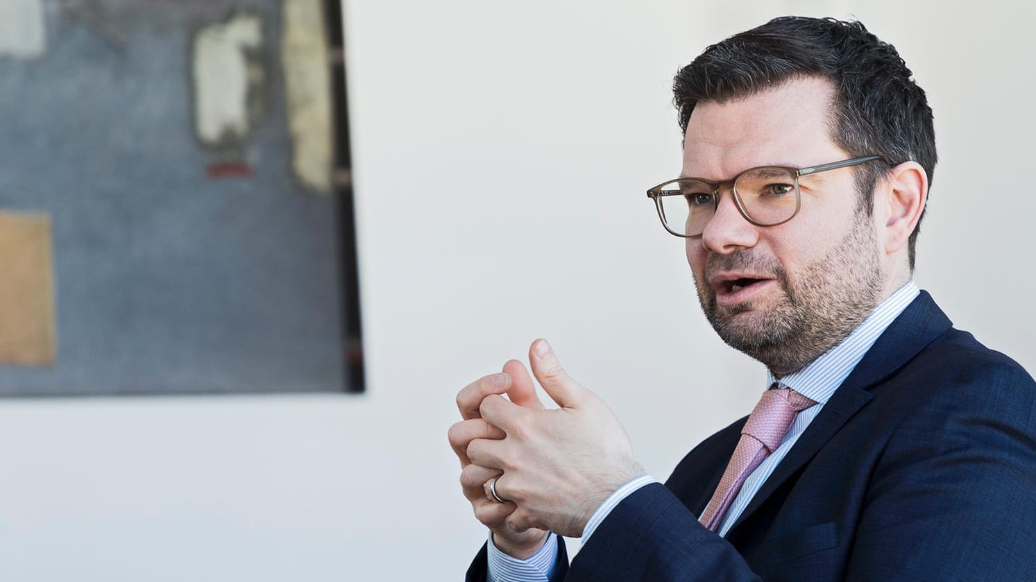 Minister Marco Buschmann im Gespräch: "Wir müssen uns rasch in die Lage versetzen, dass wir uns wehren können."