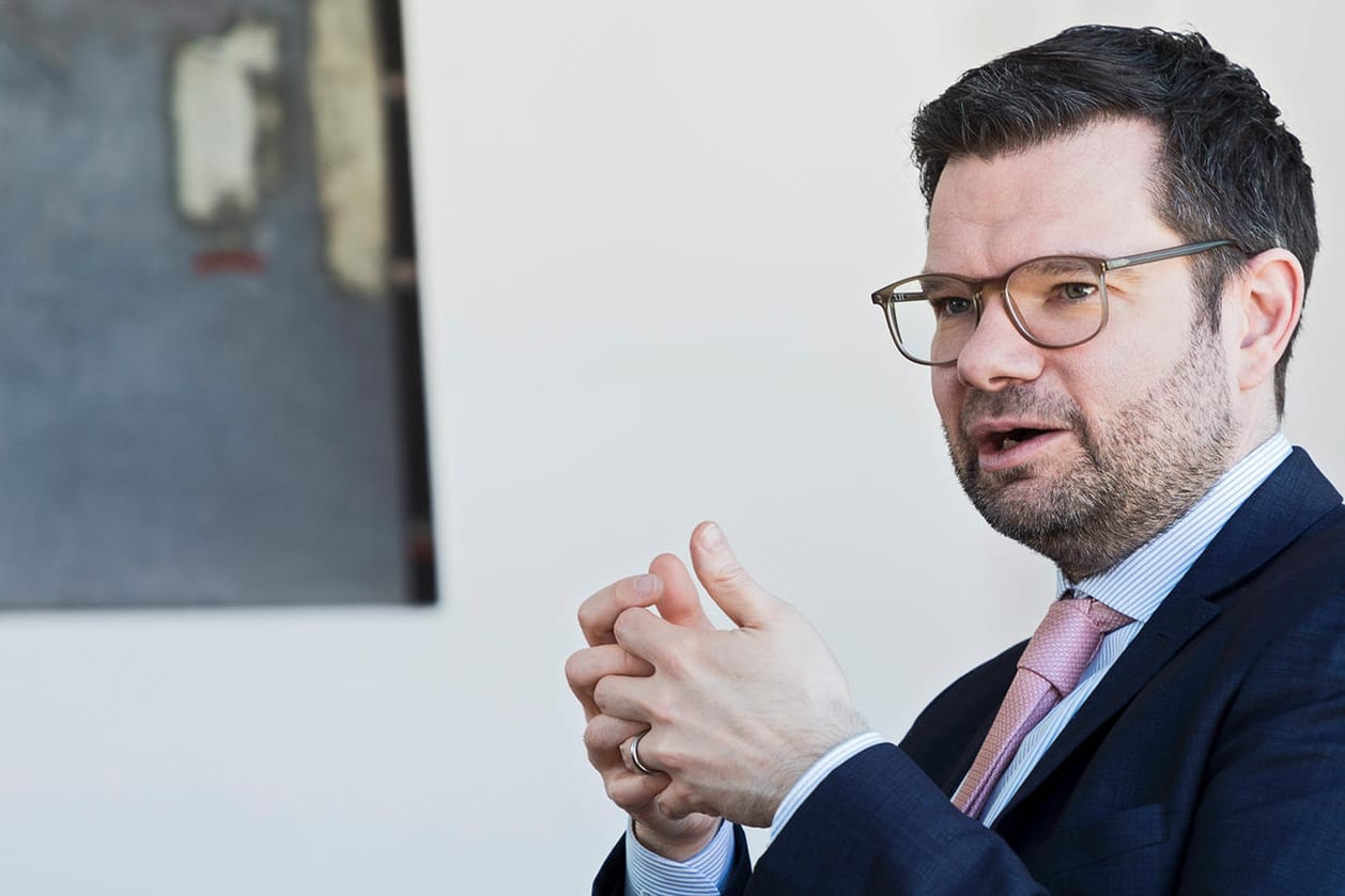 Minister Marco Buschmann im Gespräch: "Wir müssen uns rasch in die Lage versetzen, dass wir uns wehren können."