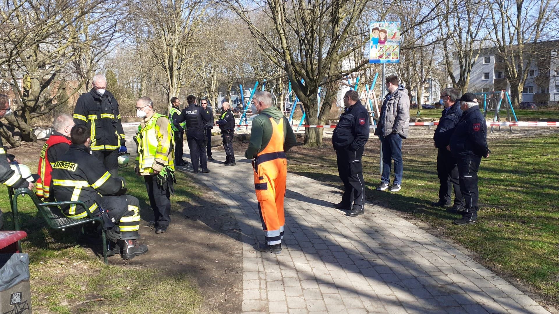 Einsatzkräfte am Spielplatz: Rund 14 Kinder klagten über Atemwegsreizungen. Einsatzkräfte am Spielplatz: Rund 14 Kinder klagten über Atemwegsreizungen.