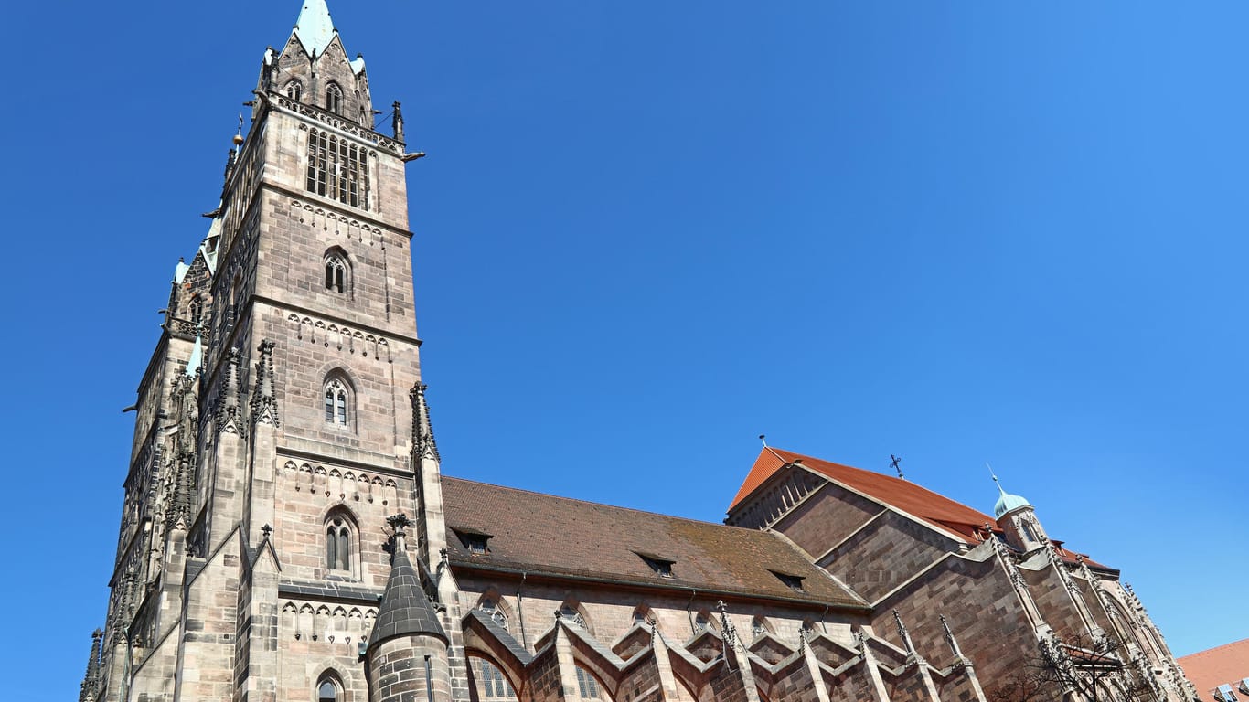 Glockentürme der St. Lorenzkirche (Symbolbild): In Nürnberg lassen drei Kirchen ihre Glocken läuten.