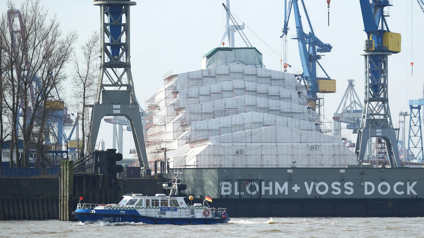 Ein Schiff in der Werft im Hamburger Hafen ist von einem Baugerüst umgeben. Bei der Jacht soll es sich angeblich um das Schiff eines russischen Unternehmers handeln.