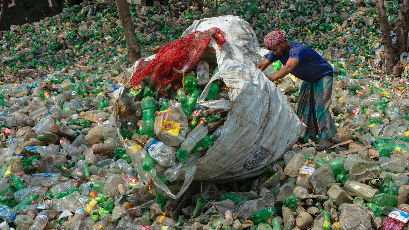 Ein Mann sortiert Plastikflaschen in einer Recycling-Firma in Bangladesch: Viele Industrieländer exportieren ihr Plastikproblem ins Ausland. Deutschland schifft seine Abfälle unter anderem nach Malaysia und in die Türkei.
