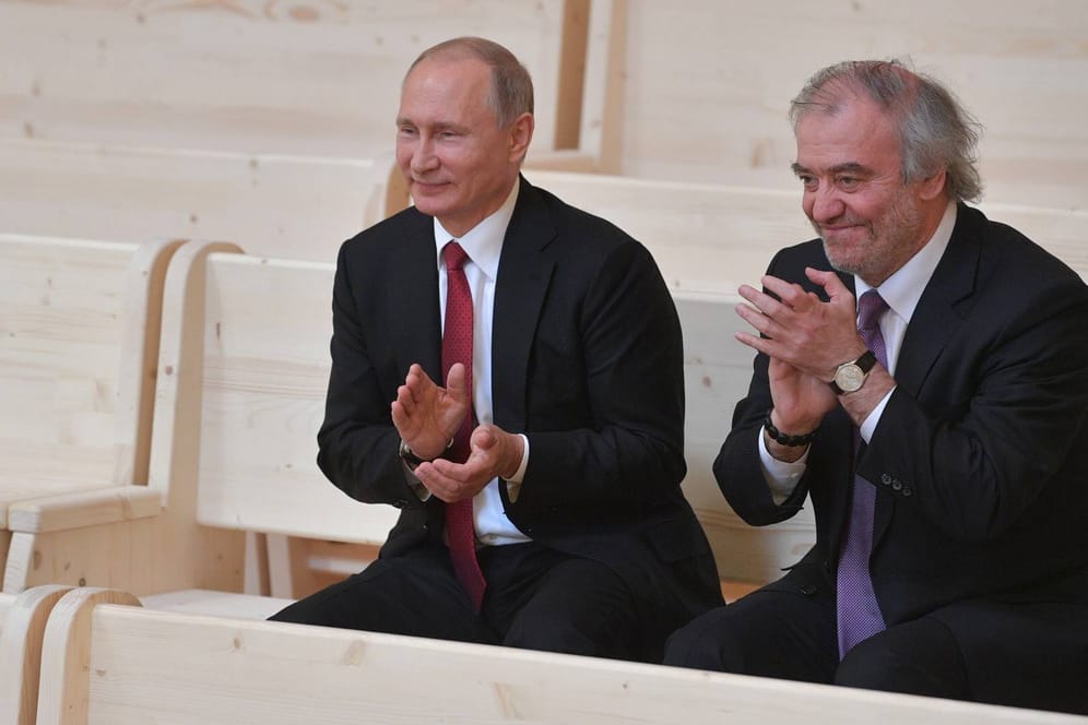 Walery Gergijew (rechts) mit Wladimir Putin im Sankt Petersburger Mariinski-Theater (Archivbild): Der ehemalige Münchner Dirigent ist auch Intendant in Russland.