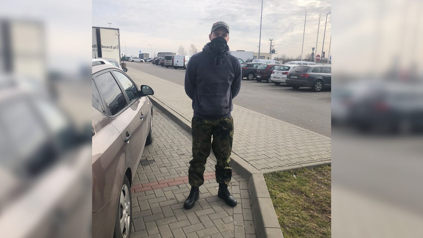 Dominik bei einer Pause auf seinem Weg in die Ukraine: "Ich will lieber Leben retten, statt zu kämpfen."