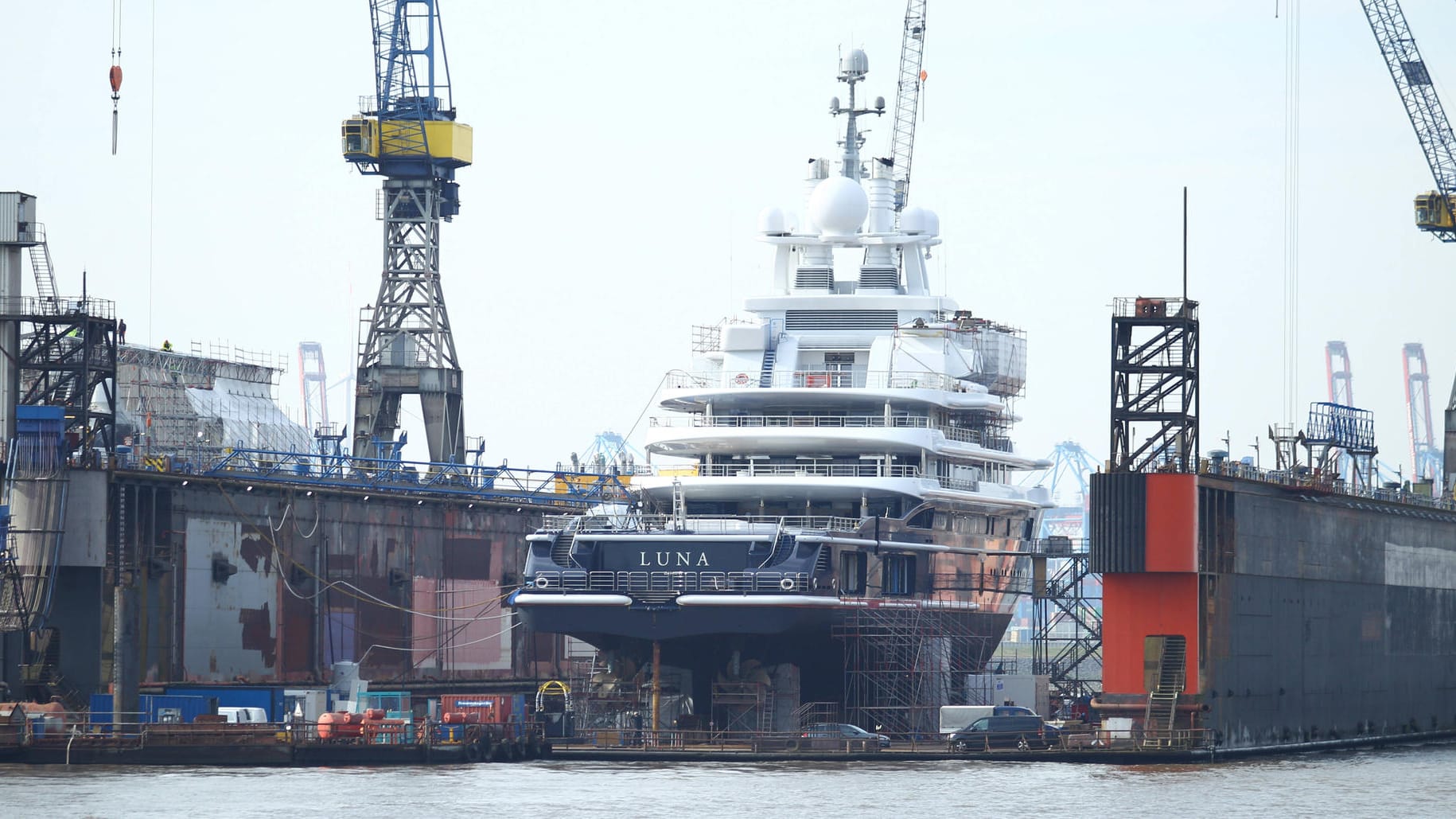 Die Jacht "Luna" liegt in Dock 11 der Schiffswerft Blohm+Voss im Hamburger Hafen (Archivbild).