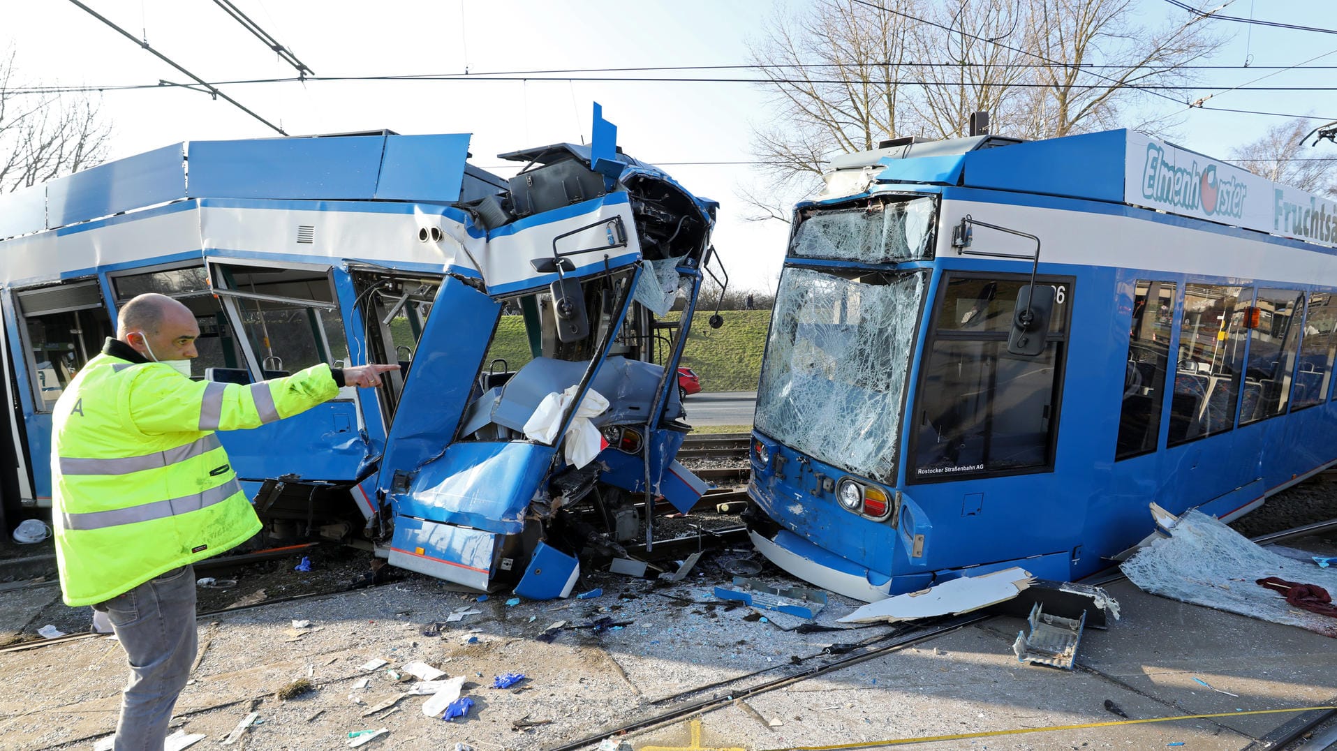 Kollision in Rostock: Sachverständige untersuchen den Unfallort.