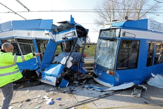 Kollision in Rostock: Sachverständige untersuchen den Unfallort.