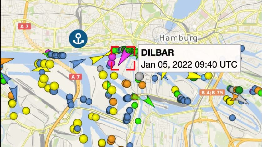 Die Software zeigt den letzten offiziell bekannten Liegeort der Jacht an. Laut verschiedenen Medienberichten soll sie sich immer noch in der Werft in Hamburg befinden.