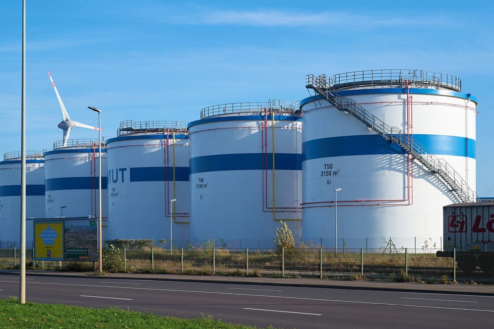 Ein Treibstofflager bei Magdeburg (Symbolbild): Deutschland gibt einen Teil der Ölreserven für den Markt frei.