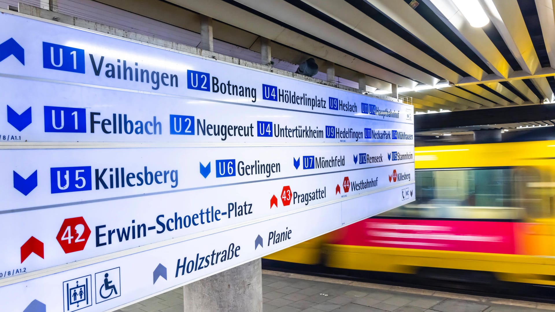 Stadtbahn Haltestelle Charlottenplatz in Stuttgart (Symbolbild): Geflüchtete aus der Ukraine fahren in Baden-Württemberg kostenlos mit Bus und Bahn.