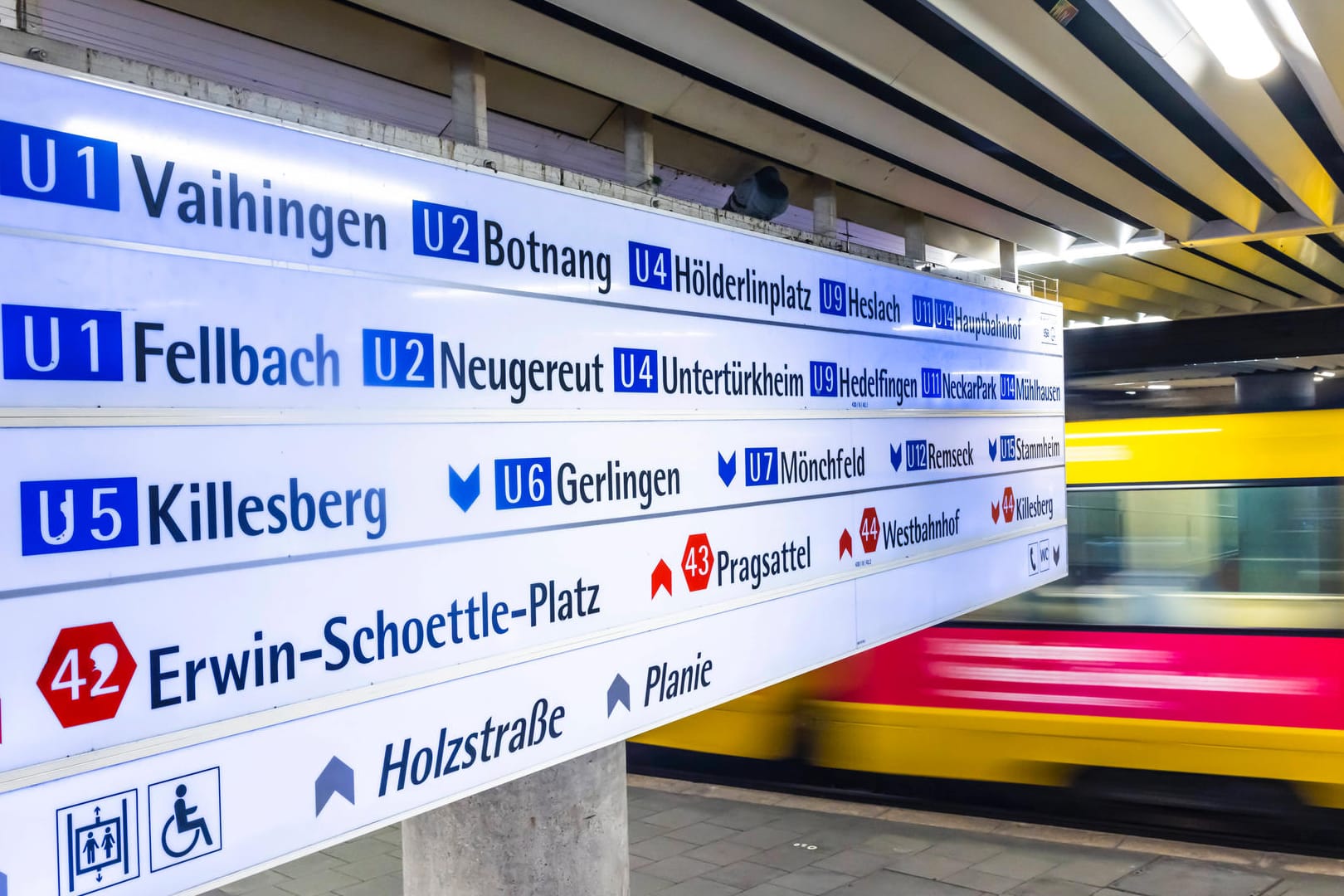 Stadtbahn Haltestelle Charlottenplatz in Stuttgart (Symbolbild): Geflüchtete aus der Ukraine fahren in Baden-Württemberg kostenlos mit Bus und Bahn.
