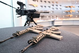 Zwei Sturmgewehre des Waffenherstellers Heckler & Koch