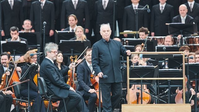 Daniel Barenboim mit der Staatskapelle Berlin und dem Staatsopernchor 2021 auf dem Bebelplatz. Daniel Barenboim mit der Staatskapelle Berlin und dem Staatsopernchor 2021 auf dem Bebelplatz.