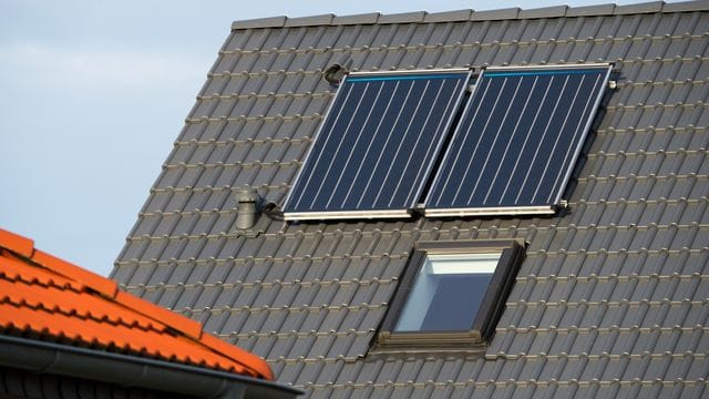 Photovoltaikanlagen: Im Frühjahr sollten die Anlagen auf Schäden überprüft werden, damit sie weiterhin effizient Strom generieren können.