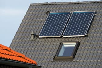 Photovoltaikanlagen: Im Frühjahr sollten die Anlagen auf Schäden überprüft werden, damit sie weiterhin effizient Strom generieren können.