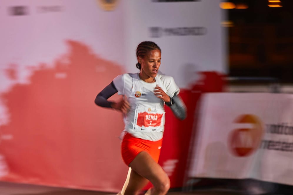 Die Äthiopische Läuferin Yalemzerf Yehualaw (Archivbild): Die Rekordhalterin führt das Frauenfeld beim Hamburg-Marathon an.