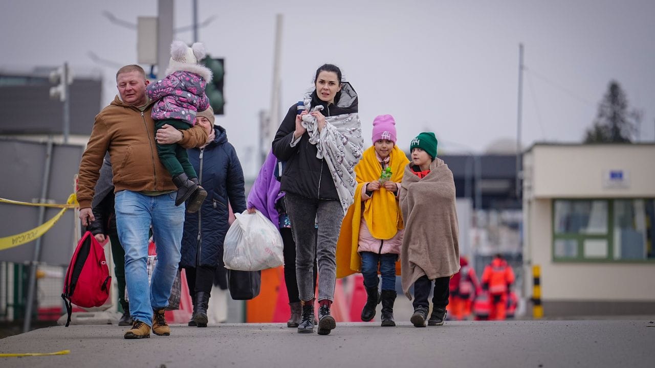 Eine Familie passiert die ukrainisch-polnische Grenze in Medyka. Eine Familie passiert die ukrainisch-polnische Grenze in Medyka.