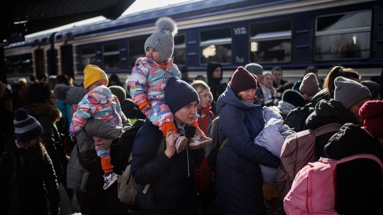 Eine Gruppe von Geflüchteten aus der Ukraine kommt am Bahnhof von Przemysl an. Eine Gruppe von Geflüchteten aus der Ukraine kommt am Bahnhof von Przemysl an.