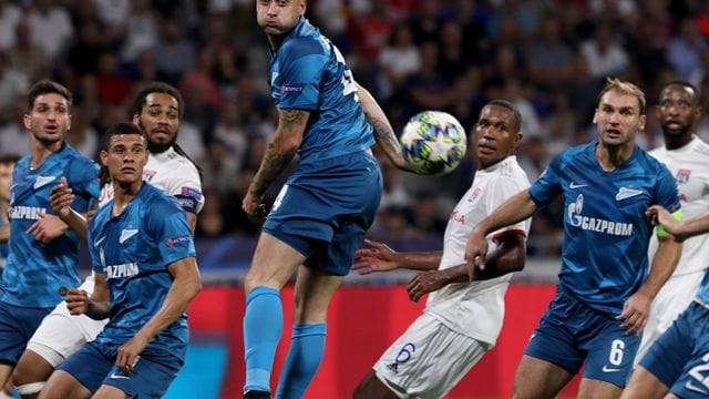 Jaroslaw Rakyzkyj (M) in Aktion für Zenit St. Jaroslaw Rakyzkyj (M) in Aktion für Zenit St.