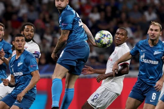 Jaroslaw Rakyzkyj (M) in Aktion für Zenit St.