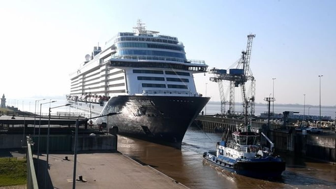 Dockschleusung der "Mein Schiff 1" in Bremerhaven