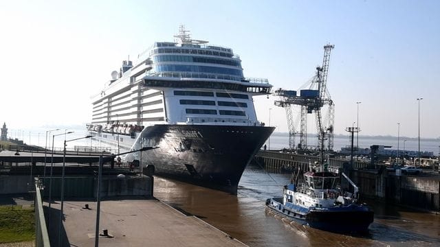 Dockschleusung der "Mein Schiff 1" in Bremerhaven