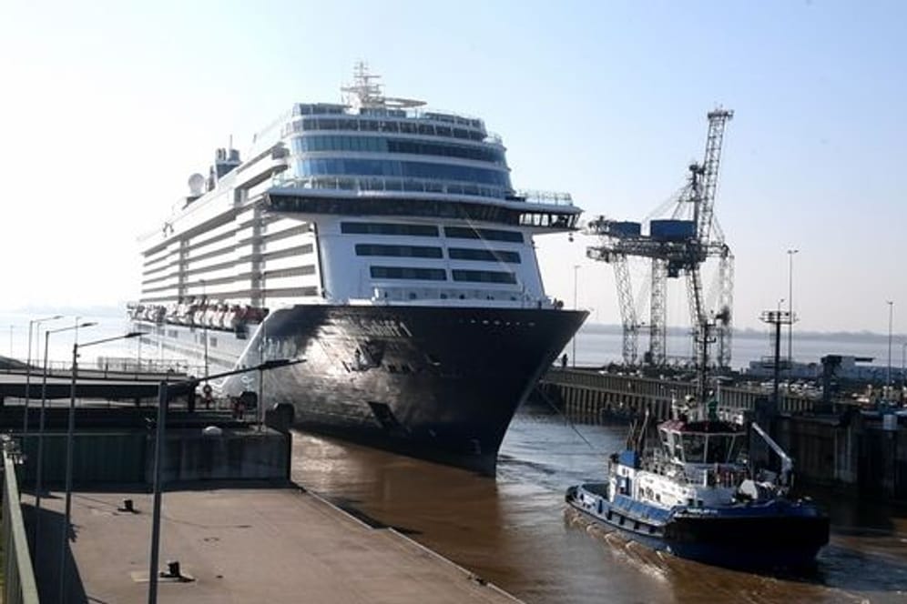 Dockschleusung der "Mein Schiff 1" in Bremerhaven