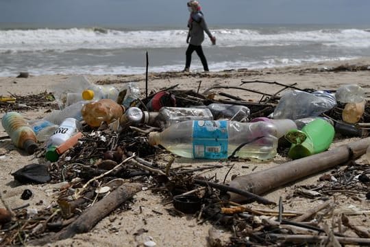 Der Planet droht am Plastikmüll zu ersticken, warnen Experten.