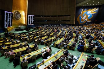 Blick in die UN-Vollversammlung: 193 Mitglieder hat das internationale Gremium, 141 stimmten für die Ukraine-Resolution.