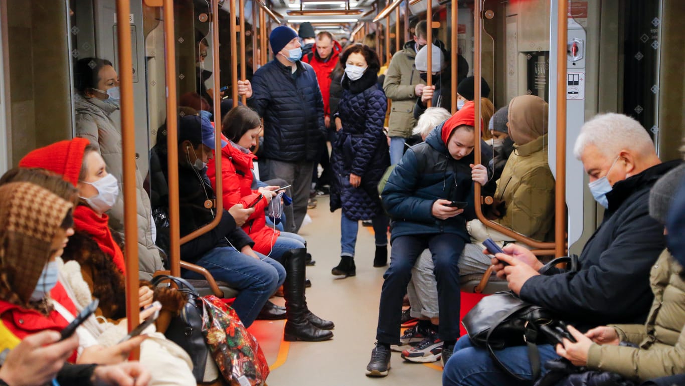 Menschen in der Moskauer U-Bahn (Archivbild): Die Menschen in der russischen Hauptstadt scheinen vor allem die internationalen Sanktionen zu beschäftigen.