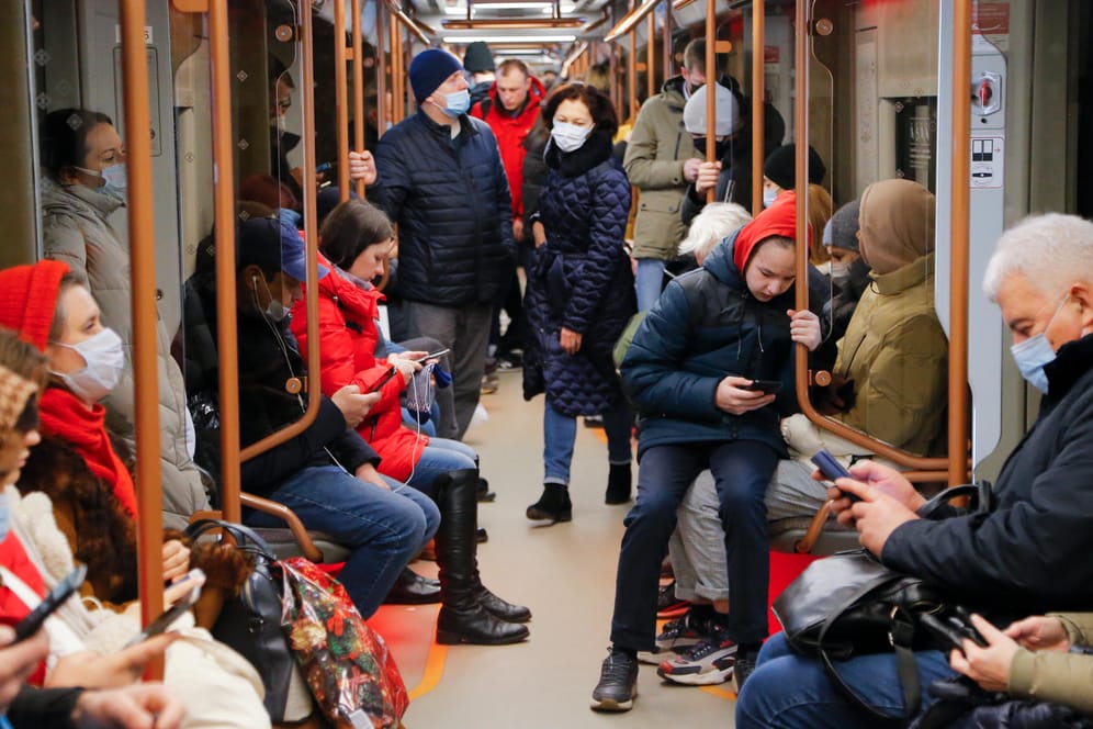 Menschen in der Moskauer U-Bahn (Archivbild): Die Menschen in der russischen Hauptstadt scheinen vor allem die internationalen Sanktionen zu beschäftigen.