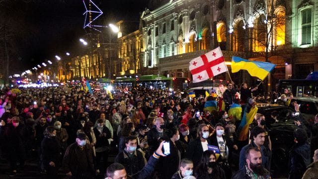 Demonstranten in der georgischen Hauptstadt Tiflis solidarisieren sich mit der Ukraine. Demonstranten in der georgischen Hauptstadt Tiflis solidarisieren sich mit der Ukraine.