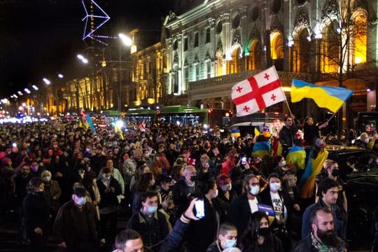 Demonstranten in der georgischen Hauptstadt Tiflis solidarisieren sich mit der Ukraine.