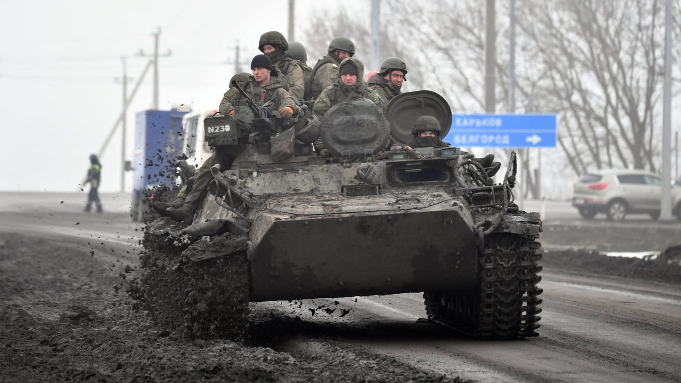 Russische Soldaten rücken vor: Die Angaben zu Toten im Ukrainekrieg widersprechen sich.